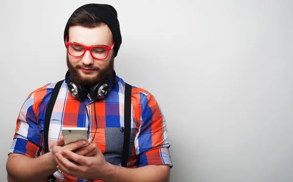 Junger bärtiger Mann mit Handy — Stockfoto