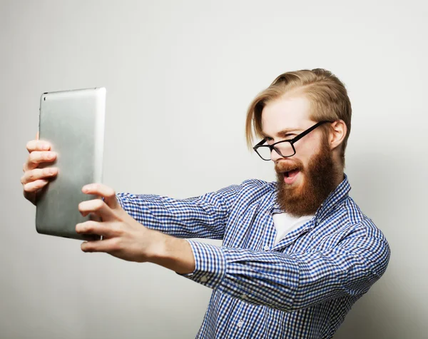 Junger bärtiger Mann mit Tablette — Stockfoto