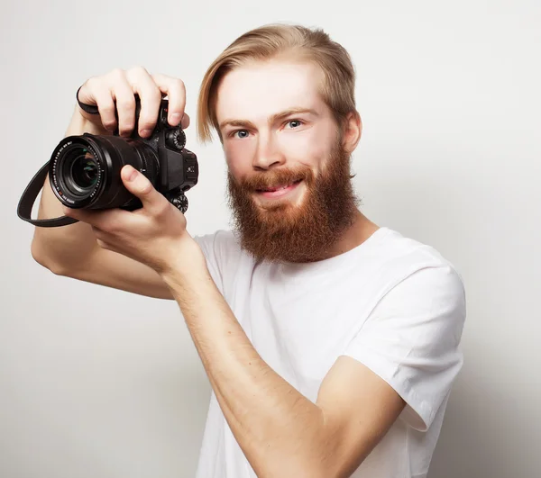 Skäggig man med en digital kamera — Stockfoto