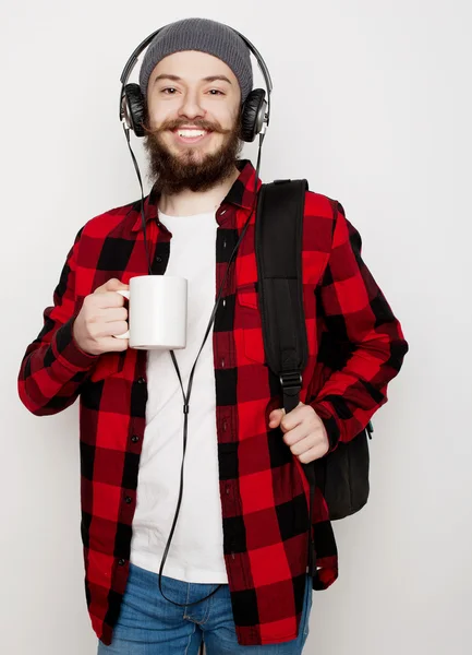 Jonge, bebaarde man met een kopje koffie — Stockfoto