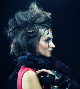 Mavi dumanlı sanatsal makyajlı kadın. 