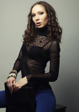 Kıvırcık saçlı bir manken.