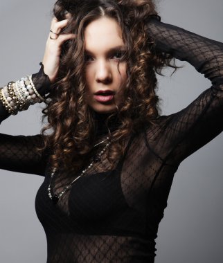 Kıvırcık saçlı genç manken.