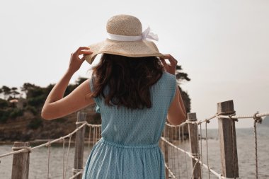 Genç kadın Köprüsü'nde. Yaz saati.