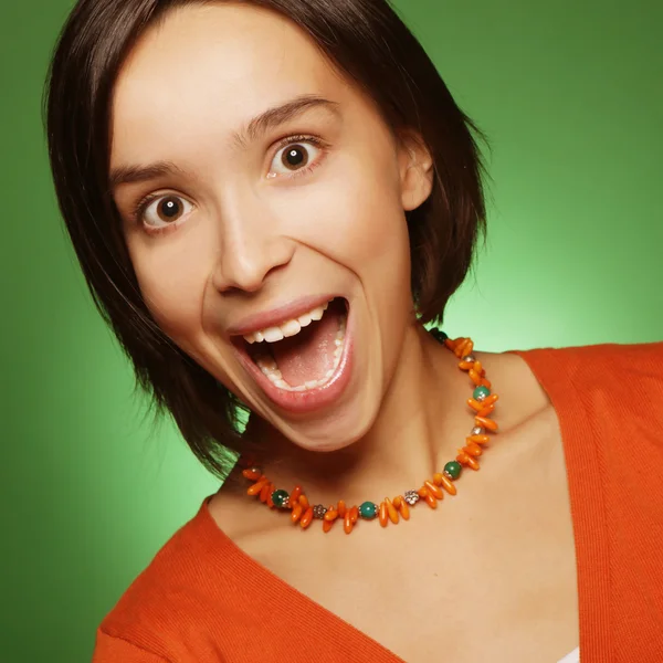 Giovane espressione donna su sfondo verde — Foto Stock