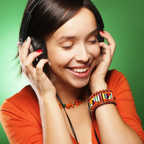 Mujer joven con auriculares escuchando música — Foto de Stock