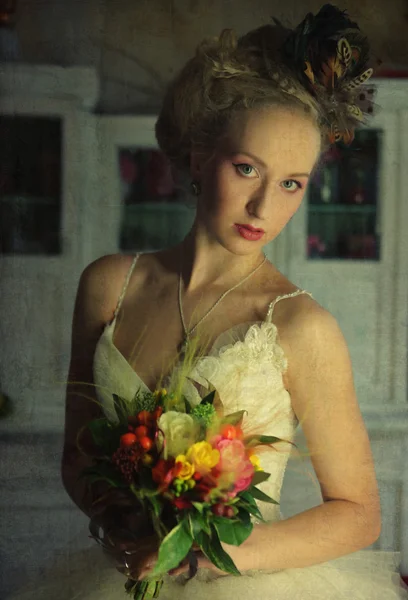 ビンテージ インテリアでロマンチックな若い花嫁 — ストック写真