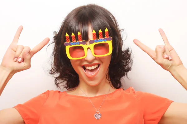 Jeune femme heureuse avec de grandes lunettes de soleil orange — Photo