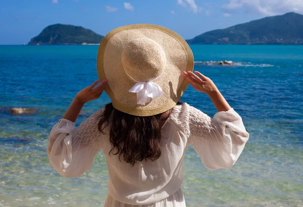 Mujer en vestido de verano con sombrero de paja — Foto de Stock