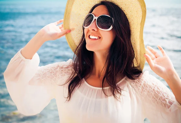 Glückliche Frau mit Hut am Strand — Stockfoto