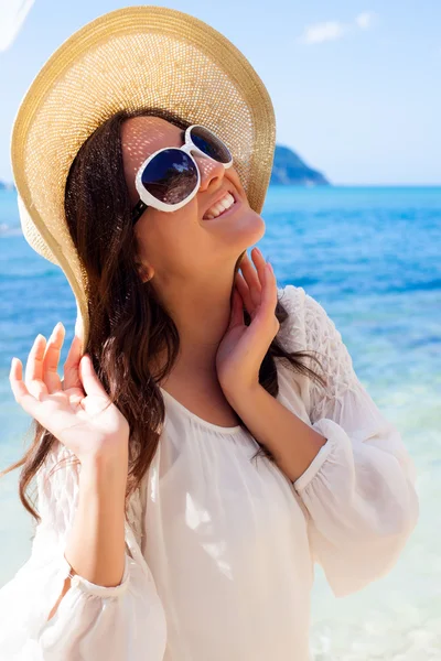 Happy woman in hat on the beach — Stock Photo, Image