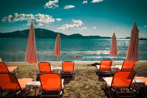 Sunchairs with  umbrellas on beautiful  beach — Stock Photo, Image