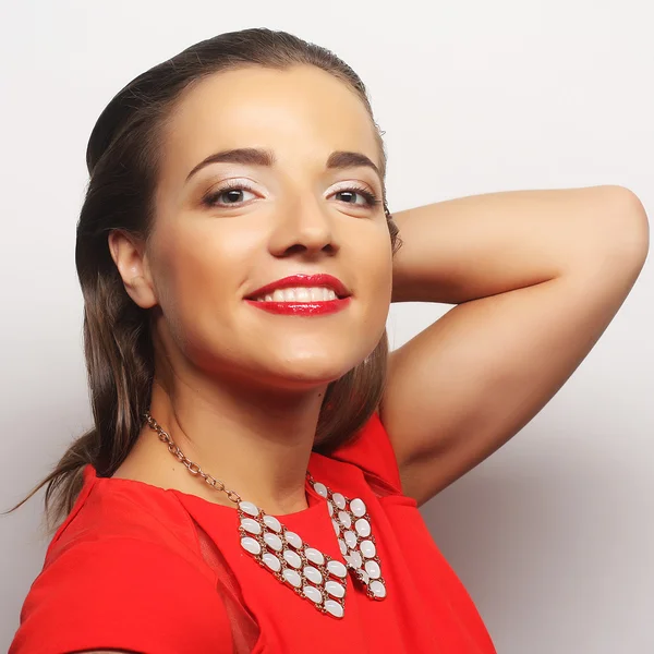 Joven mujer feliz en vestido rojo — Foto de Stock