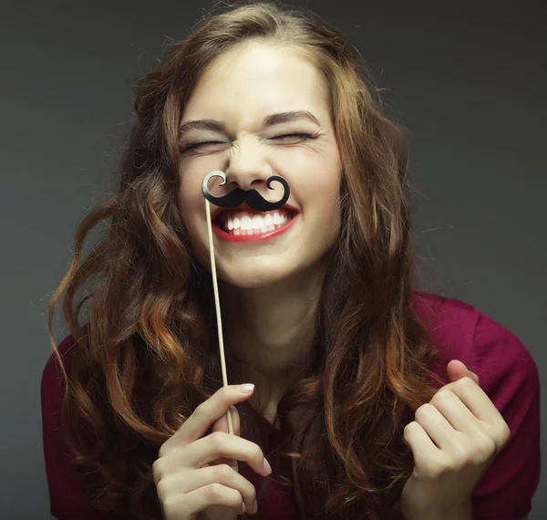 Flickan bär falska mustascher. — Stockfoto