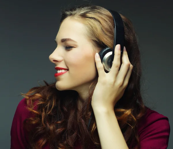 Mujer joven con auriculares escuchando música — Foto de Stock