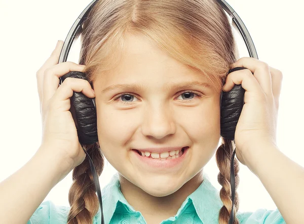 Hermosa niña feliz con auriculares — Foto de Stock