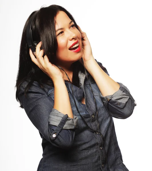 Mujer con auriculares escuchando música — Foto de Stock