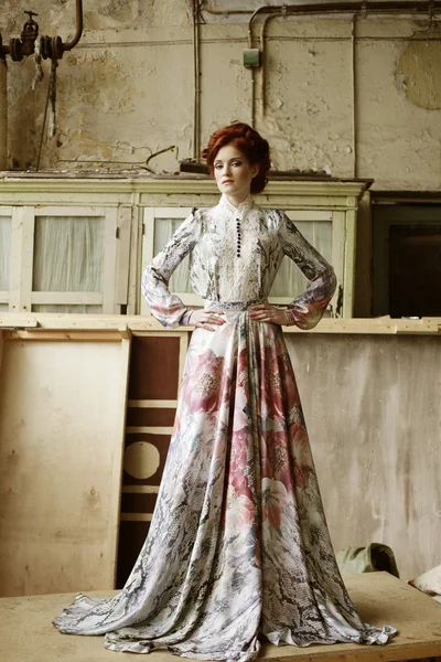 Mulher elegante em vestido romântico . — Fotografia de Stock