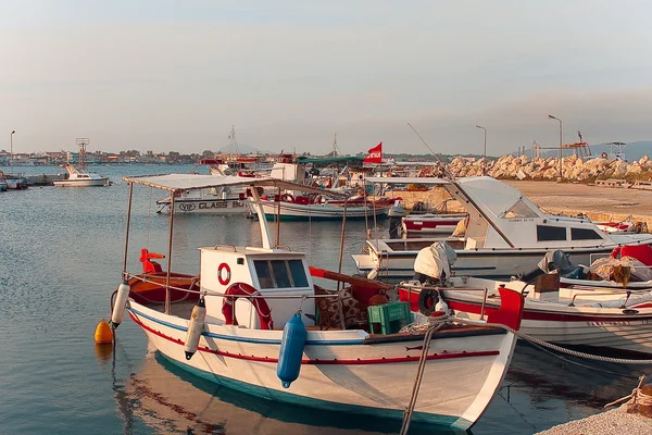 Рыбацкие лодки пришвартованы в порту в городе Закинф, Греция — стоковое фото