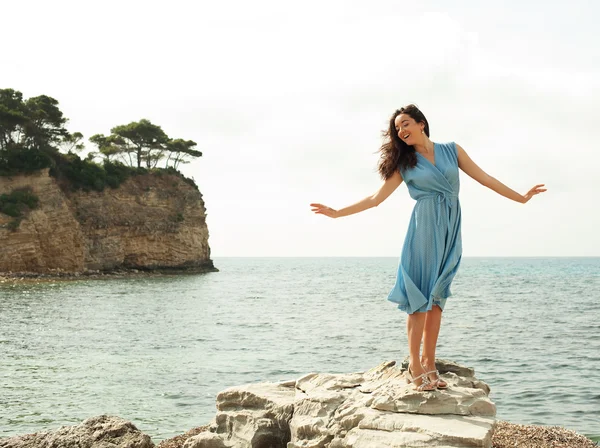 Junge glückliche Frau posiert am Meer — Stockfoto