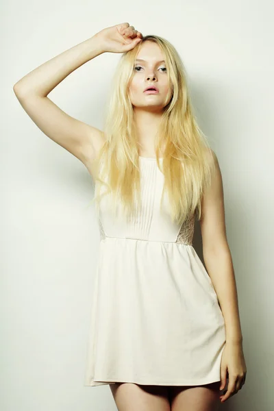 Junge Mode blonde Frau im weißen Kleid — Stockfoto