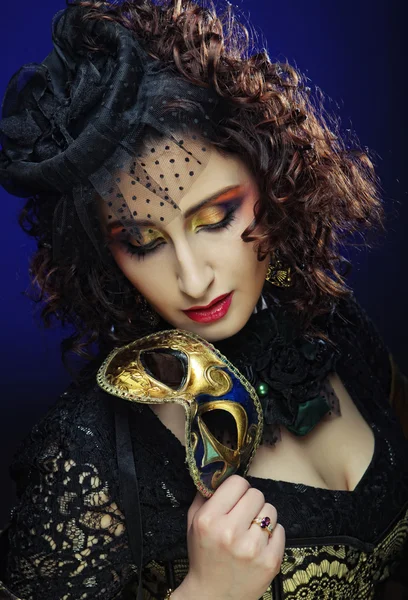 Lockigt kvinna med mask. Carnaval visage. — Stockfoto