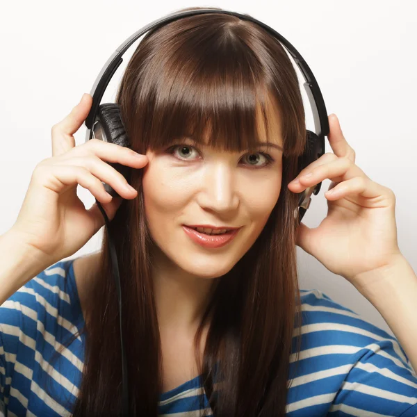 Joven mujer feliz con auriculares — Foto de Stock