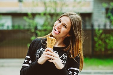 genç kadın dondurma güneşli gün açık havada yemek