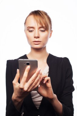 Cep telefonlu genç iş kadını