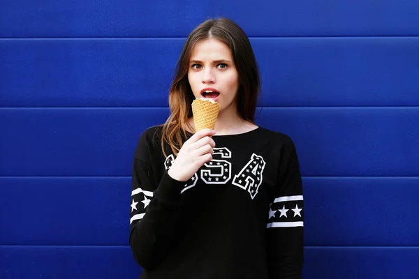 Молодая счастливая девушка ест мороженое — стоковое фото
