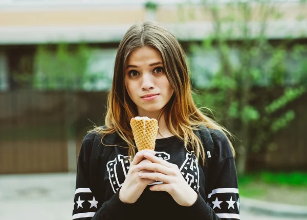 Mujer joven comiendo helado día soleado al aire libre — Foto de Stock
