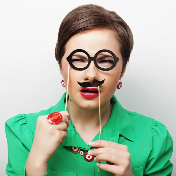  kadın holding bıyık ve gözlük 