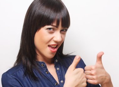 Başarılı kız başparmağını iki eliyle kaldırır.