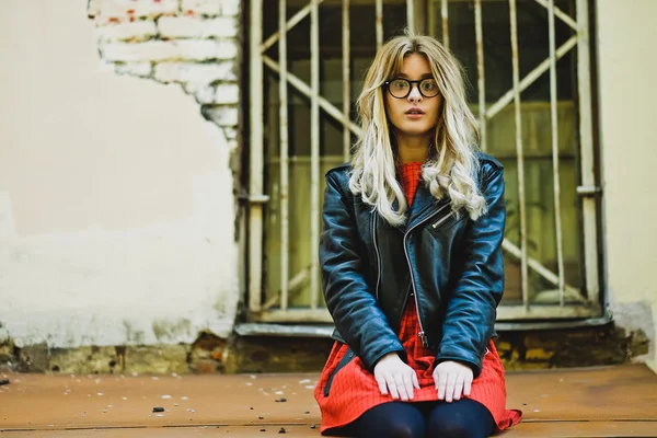 Woman wearing red dress posing in the city — Stock Photo, Image