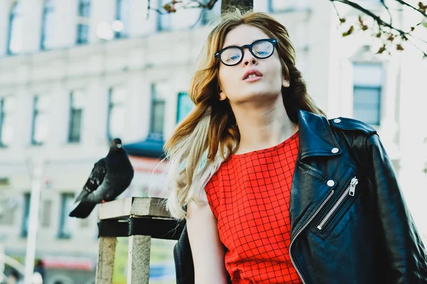 Jovem hipster mulher vestindo vestido vermelho — Fotografia de Stock