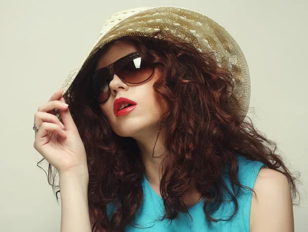 Jovem mulher surpreso usando chapéu e óculos de sol — Fotografia de Stock
