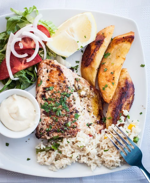 Grilled salmon and vegetables — Stock Photo, Image