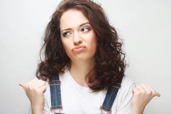 Gelukkige vrouw met krullend haar — Stockfoto