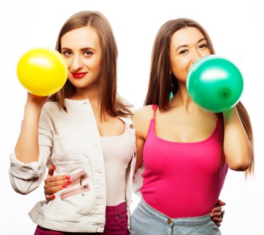 gülümseyen ve renkli balonlar tutan hipster kızlar