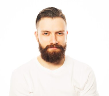 Beyaz tişörtlü şık sakallı adam. 
