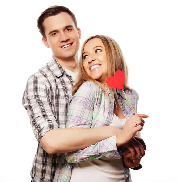Feliz pareja enamorada sosteniendo el corazón rojo — Foto de Stock