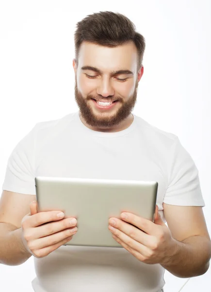 Jonge man met behulp van een tablet computer — Stockfoto