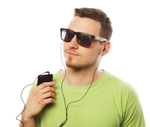 Uomo ascoltare musica e utilizzando smartphone — Foto Stock