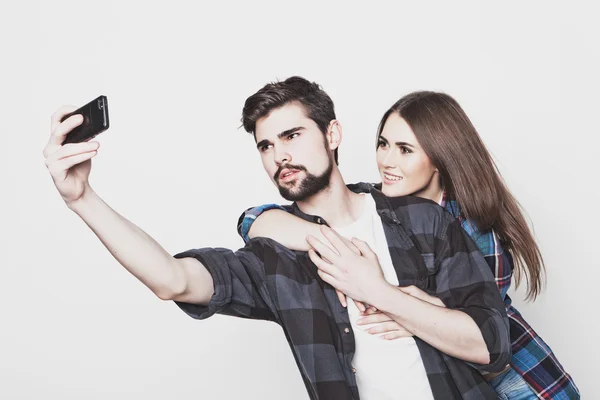 Ζευγάρι ερωτευμένων κάνοντας selfie — Φωτογραφία Αρχείου