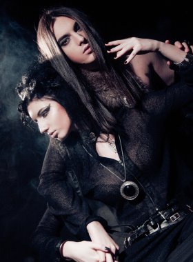 Genç gotik çiftin romantik portresi