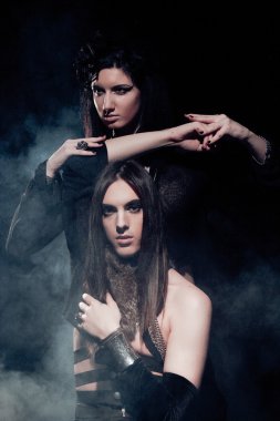 Genç gotik çiftin romantik portresi