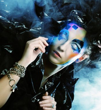 Sanatsal makyajlı güzel bir kadın.