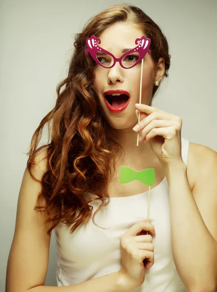 Jeunes femmes ludiques tenant des lunettes de fête . — Photo