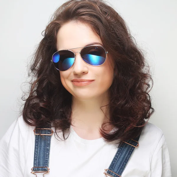 Молодая удивленная женщина в солнечных очках . — стоковое фото