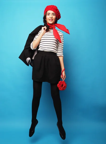Bella ragazza con un berretto rosso. Stile francese . — Foto Stock